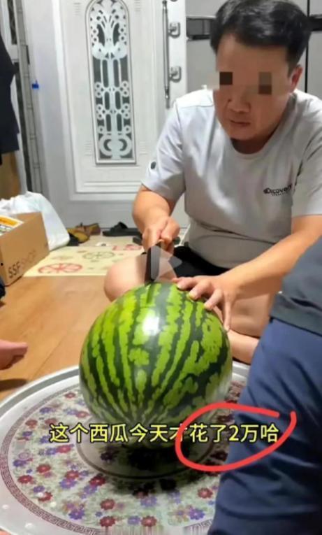 吃瓜吃到了现场,吃瓜群众见证惊人一幕